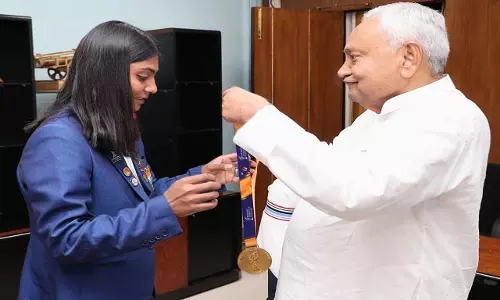 Bihar:  मुख्यमंत्री नीतीश कुमार ने खो-खो विश्व चैंपियनशिप विजेता मोनिका कुमारी से की मुलाकात