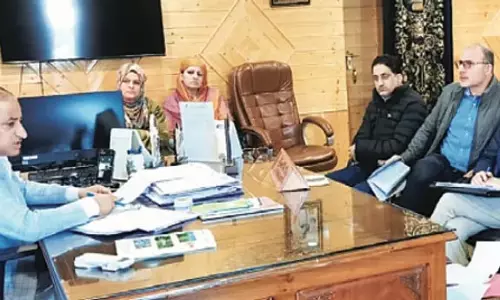 रेशम के निर्माता निर्देशक ने Kashmir में डिविजनल क्राय प्रगति समीक्षा की रेशम के निर्माता निर्देशक ने Kashmir में डिविजनल क्राय प्रगति समीक्षा की