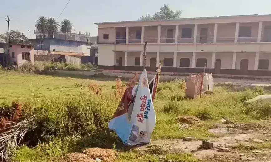 Hamirpur: एग्जाम संपन्न होने के बाद भी नहीं हटा बाथरूम