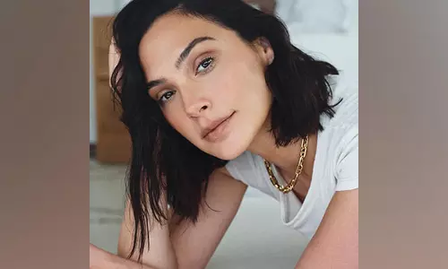 Gal Gadot को हॉलीवुड वॉक ऑफ फेम स्टार से सम्मानित किया गया, पति बेटी के साथ जश्न मनाया Gal Gadot को हॉलीवुड वॉक ऑफ फेम स्टार से सम्मानित किया गया, पति बेटी के साथ जश्न मनाया