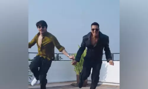 अक्षय कुमार ने वायरल लंगड़ी स्टेप के लिए वीर पहारिया के साथ मिलकर स्काई फोर्स की OTT रिलीज की तारीख की घोषणा की अक्षय कुमार ने वायरल लंगड़ी स्टेप के लिए वीर पहारिया के साथ मिलकर स्काई फोर्स की OTT रिलीज की तारीख की घोषणा की