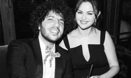 Selena Gomez, बेनी ब्लैंको ने संगीत पर ध्यान केंद्रित करने के लिए अपनी शादी की योजनाएँ रोक दीं Selena Gomez, बेनी ब्लैंको ने संगीत पर ध्यान केंद्रित करने के लिए अपनी शादी की योजनाएँ रोक दीं
