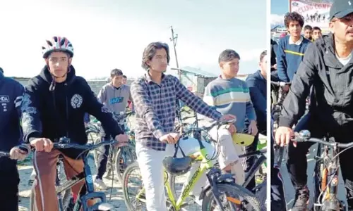 Handwara police  फिटनेस, सड़क सुरक्षा को बढ़ावा देने के लिए साइकिल रेस का आयोजन किया
