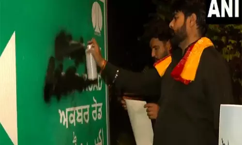 Delhi: तीन लोगों ने अकबर रोड के साइनबोर्ड को खराब किया