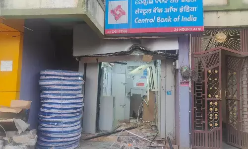 ओडिशा के झारसुगुड़ा में बदमाशों ने एक्सकेवेटर से मशीन उखाड़कर ATM लूट लिया ओडिशा के झारसुगुड़ा में बदमाशों ने एक्सकेवेटर से मशीन उखाड़कर ATM लूट लिया