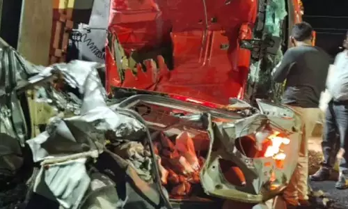 कार पर पलटा ट्रोला, 6 लोगों की दर्दनाक मौत