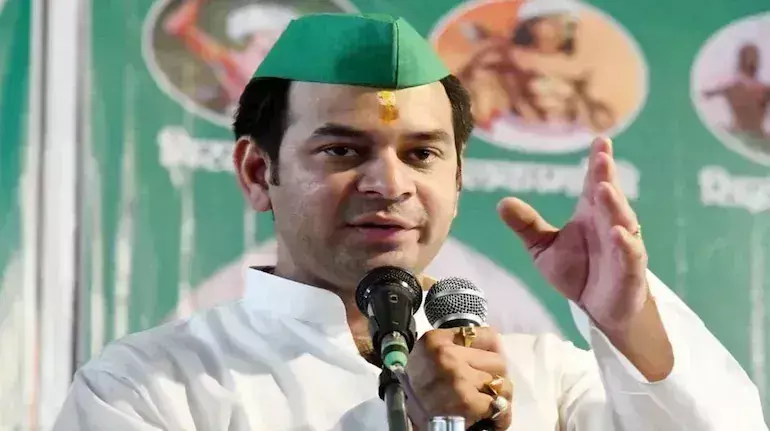 Bihar: आरजेडी विधायक तेज प्रताप यादव पर 4000 रुपये का जुर्माना लगा Bihar: आरजेडी विधायक तेज प्रताप यादव पर 4000 रुपये का जुर्माना लगा