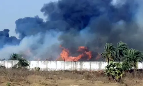 Deoghar: इंडियल ऑयल के डिपो में लगी भयंकर आग Deoghar: इंडियल ऑयल के डिपो में लगी भयंकर आग