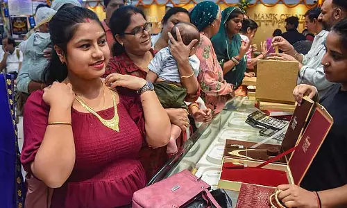 सोने की कीमत 67,000 रुपये के करीब पहुंची: लोग हैरान!