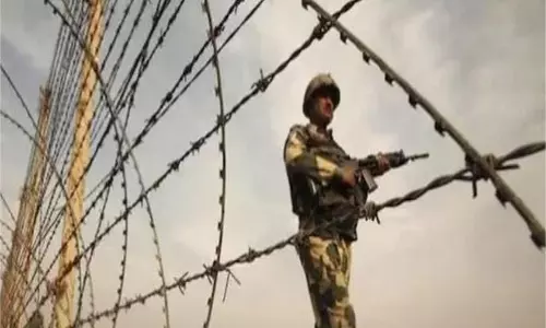 Jammu-Kashmir: सीमा पार करने की कोशिश कर रहा था युवक, BSF जवानों ने की फायरिंग Jammu-Kashmir: सीमा पार करने की कोशिश कर रहा था युवक, BSF जवानों ने की फायरिंग