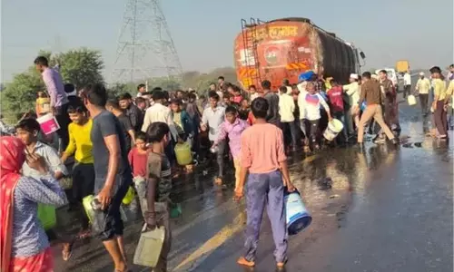 Agra News: टैंकर से टकराई बस, सड़क पर फैलने लगा रिफाइंड तेल Agra News: टैंकर से टकराई बस, सड़क पर फैलने लगा रिफाइंड तेल