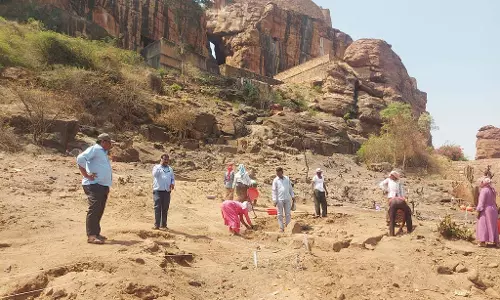 Badami : नक्काशीदार सीढ़ियाँ, मिट्टी के बर्तन, सिक्के मिले Badami : नक्काशीदार सीढ़ियाँ, मिट्टी के बर्तन, सिक्के मिले