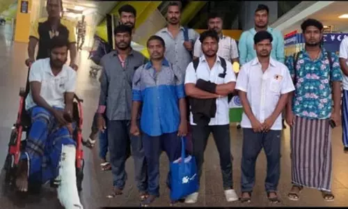 Sri Lankan की हिरासत से रिहा हुए 13 तमिलनाडु मछुआरे चेन्नई पहुंचे Sri Lankan की हिरासत से रिहा हुए 13 तमिलनाडु मछुआरे चेन्नई पहुंचे