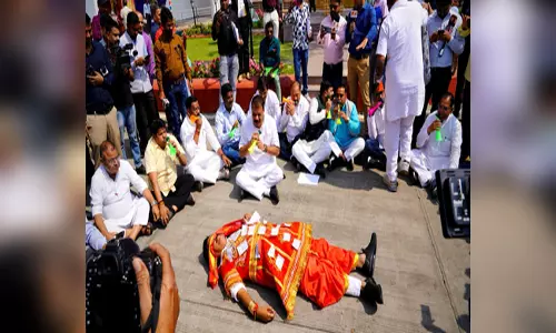 सरकार के खिलाफ कांग्रेस का अनूठा प्रदर्शन सरकार के खिलाफ कांग्रेस का अनूठा प्रदर्शन