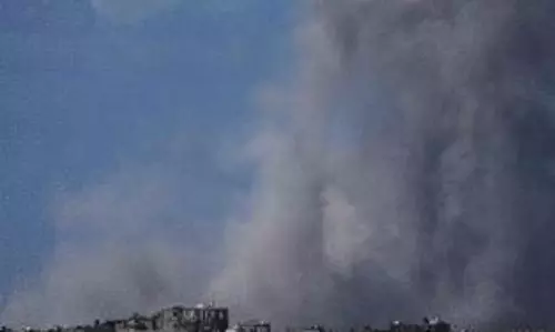 Gaza पर इजरायली हमलों में घरों को नुकसान, दर्जनों लोग मारे गए