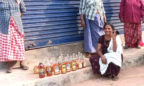 Kerala: मिट्टी हटाई गई तो नौकरी की गारंटी वाले श्रमिकों को 25 बोतल शराब मिली