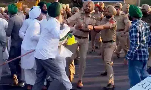 किसानों पर कार्रवाई करते हुए शंभू, Khanauri के प्रदर्शन स्थलों को खाली कराया गया किसानों पर कार्रवाई करते हुए शंभू, Khanauri के प्रदर्शन स्थलों को खाली कराया गया