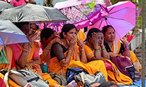 Bengaluru: मानदेय बढ़ाने की मांग को लेकर आंगनवाड़ी कार्यकर्ताओं ने किया प्रदर्शन