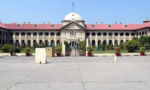 स्तन पकड़ना, पायजामा का नाड़ा तोड़ना बलात्कार नहीं: इलाहाबाद HC