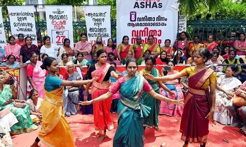 Kerala की आशा कार्यकर्ताओं ने अनिश्चितकालीन भूख हड़ताल शुरू की Kerala की आशा कार्यकर्ताओं ने अनिश्चितकालीन भूख हड़ताल शुरू की