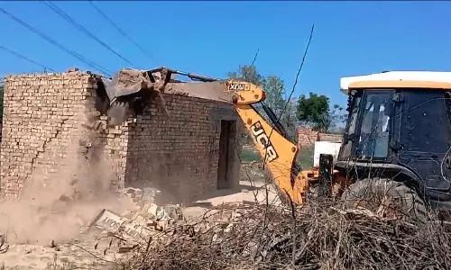 Fatehabad गांव में अवैध रूप से बनाए गए 2 मकान ढहाए गए