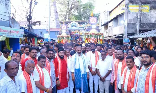 Telangana: सरकारी सचेतक ने वेमुलावाड़ा में प्रार्थना की Telangana: सरकारी सचेतक ने वेमुलावाड़ा में प्रार्थना की