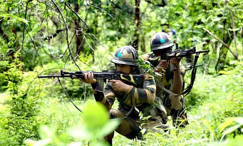 BSF और DRG जवानों ने 4 माओवादी मारे BSF और DRG जवानों ने 4 माओवादी मारे