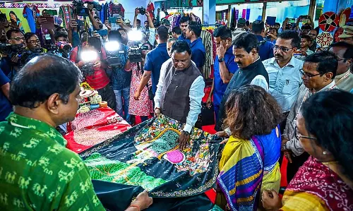 CM Majhi: सरकार नौ हथकरघा उत्पादों के लिए जीआई टैग के लिए प्रयास करेगी CM Majhi: सरकार नौ हथकरघा उत्पादों के लिए जीआई टैग के लिए प्रयास करेगी