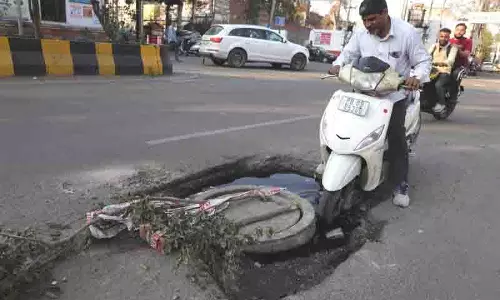 Jalandhar: असमान रूप से रखे गए मैनहोल कवर यात्रियों के लिए खतरा Jalandhar: असमान रूप से रखे गए मैनहोल कवर यात्रियों के लिए खतरा