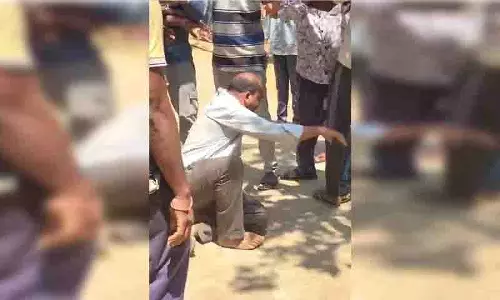 Kothagudem में छात्रा से दुर्व्यवहार करने पर नशे में धुत सरकारी स्कूल शिक्षक की पिटाई
