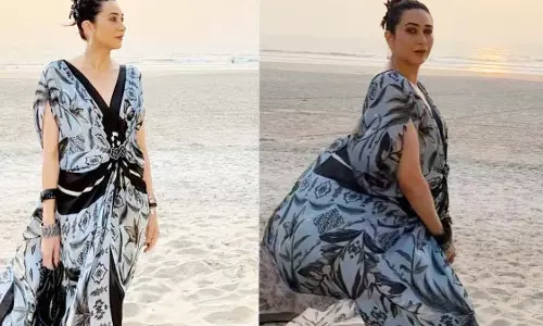 समंदर के बीच Karisma Kapoor लग रही बेहद खूबसूरत