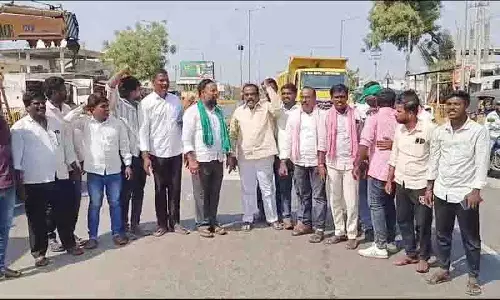 करीमनगर के मनकोंदूर में कांग्रेस और BRS समर्थकों के बीच CMRF चेक को लेकर बहस के बाद तनाव करीमनगर के मनकोंदूर में कांग्रेस और BRS समर्थकों के बीच CMRF चेक को लेकर बहस के बाद तनाव