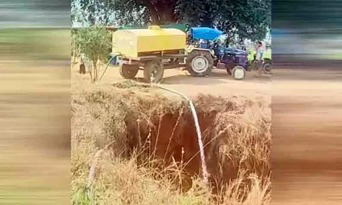 Karimnagar: फसल की सुरक्षा के लिए किसान ने कुएं में भरा पानी का टैंकर Karimnagar: फसल की सुरक्षा के लिए किसान ने कुएं में भरा पानी का टैंकर