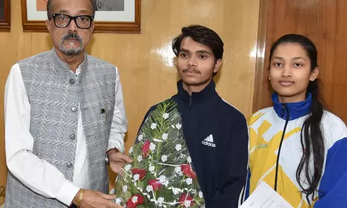 राज्यपाल डेका ने विश्व योग प्रतियोगिता के लिए चयनित प्रतिभागियों को सहायता राशि दी