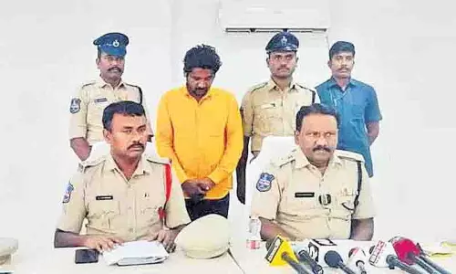 कई महिलाओं का यौन शोषण करने वाला फर्जी ‘baba’ मेडक में गिरफ्तार कई महिलाओं का यौन शोषण करने वाला फर्जी ‘baba’ मेडक में गिरफ्तार