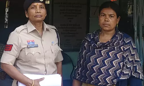 सुलभ शौचालय के पास खड़ी महिला गांजा के साथ गिरफ्तार सुलभ शौचालय के पास खड़ी महिला गांजा के साथ गिरफ्तार