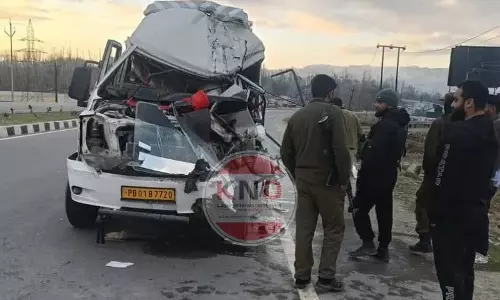 Kashmir के काजीगुंड में सड़क दुर्घटना में आठ लोग घायल
