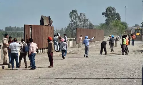 BREAKING: धरना खत्म, वाहनों की आवाजाही शुरू, शंभू बॉर्डर खुला BREAKING: धरना खत्म, वाहनों की आवाजाही शुरू, शंभू बॉर्डर खुला