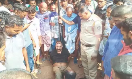पति ने बैंक कर्मचारी को मारने की कोशिश की; स्थानीय लोगों ने आरोपी को पकड़ लिया और उसे बांध दिया पति ने बैंक कर्मचारी को मारने की कोशिश की; स्थानीय लोगों ने आरोपी को पकड़ लिया और उसे बांध दिया