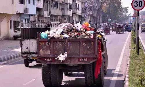 Amritsar: खुले में कूड़ा डालने वाली ट्रॉलियां सड़कों पर गंदगी का ढेर छोड़ जाती