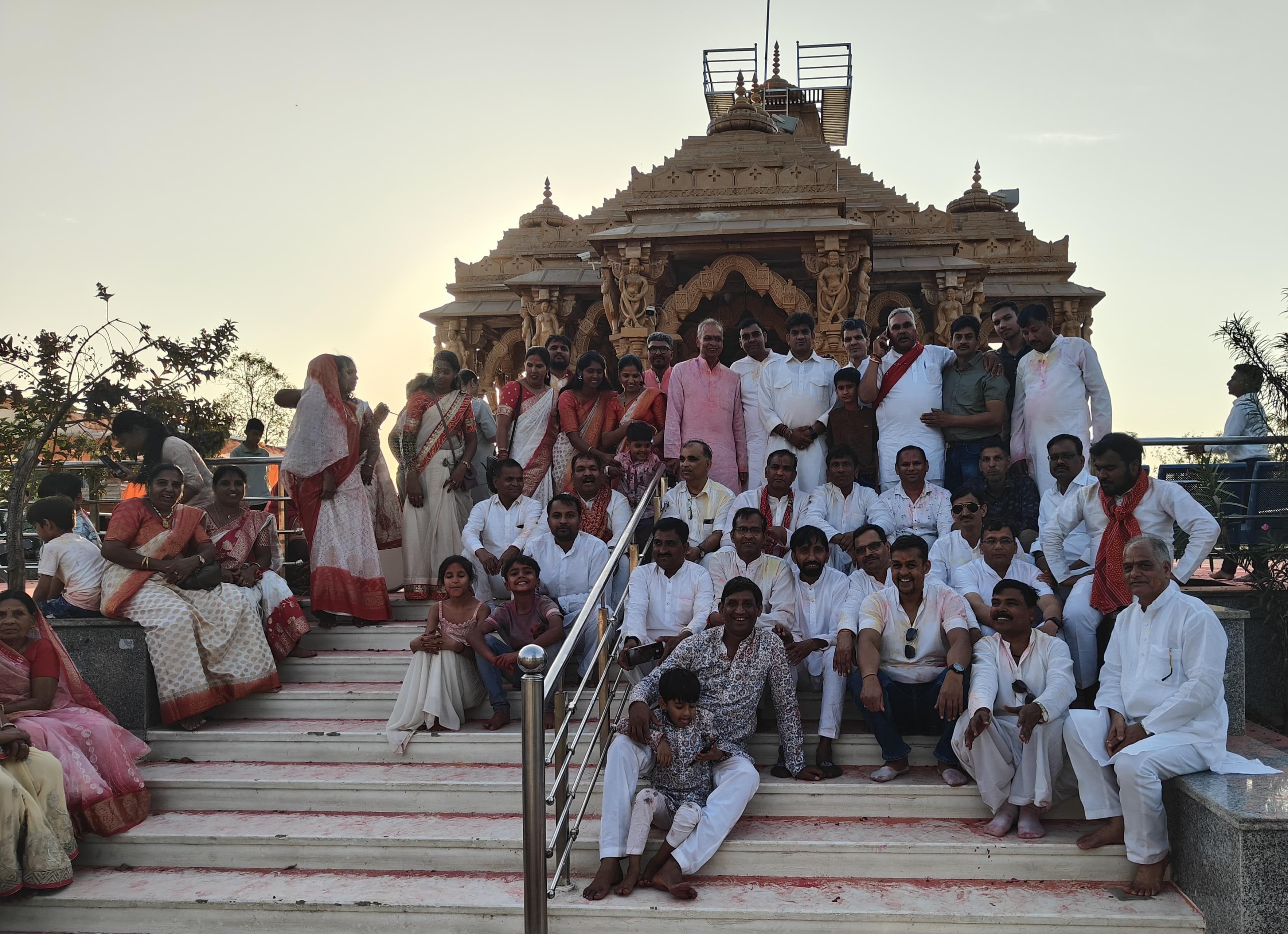 महेश मित्र मंडल भीलवाड़ा ने नौगांव सांवरिया सेठ मंदिर में मनाया फागोत्सव