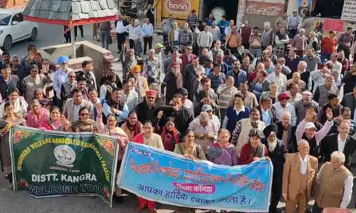 पेंशनर्स ने Dharamshala में किया विरोध प्रदर्शन पेंशनर्स ने Dharamshala में किया विरोध प्रदर्शन