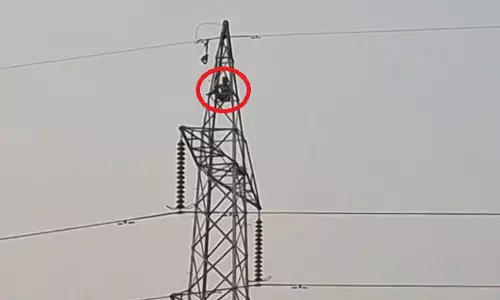 टिटलागढ़ में युवक के टावर पर चढ़ने से मचा हड़कंप, बचाव अभियान जारी
