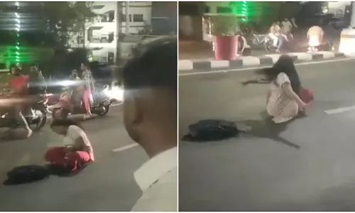 बीच सड़क पर बैठकर महिला ने किया कुछ ऐसा, डर गए देखन वाले, VIDEO... बीच सड़क पर बैठकर महिला ने किया कुछ ऐसा, डर गए देखन वाले, VIDEO...