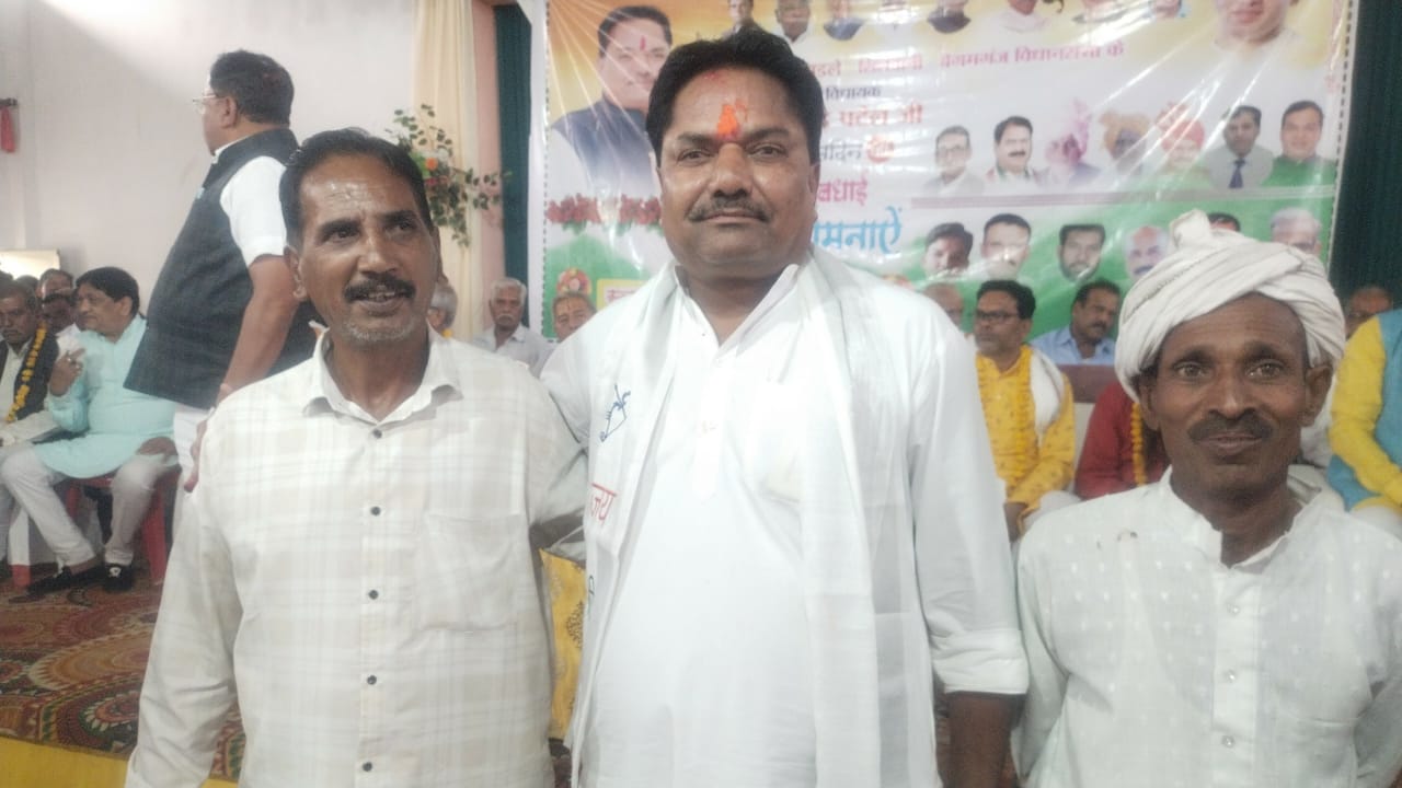 MLA देवेंद्र पटेल का धूमधाम से मनाया गया जन्मदिन, रंगपंचमी पर्व पर रंग गुलाल लगाकर दी बधाई