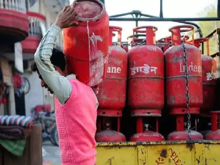 Tamil Nadu: रसोई गैस सिलेंडरों की संख्या पर प्रतिबंध Tamil Nadu: रसोई गैस सिलेंडरों की संख्या पर प्रतिबंध