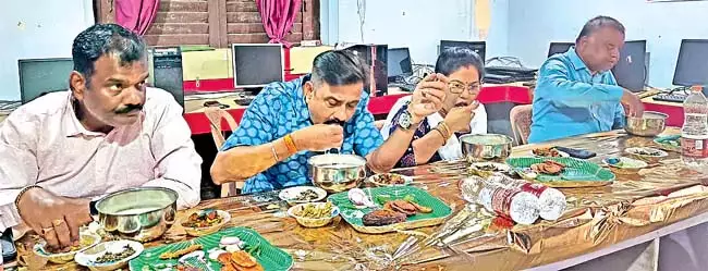 Odisha: जिले के कई हिस्सों में छद्दन्नम दिवस मनाया गया Odisha: जिले के कई हिस्सों में छद्दन्नम दिवस मनाया गया