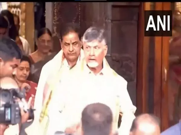 Chandrababu Naidu ने पोते के जन्मदिन पर तिरुपति बालाजी मंदिर में दर्शन किए Chandrababu Naidu ने पोते के जन्मदिन पर तिरुपति बालाजी मंदिर में दर्शन किए