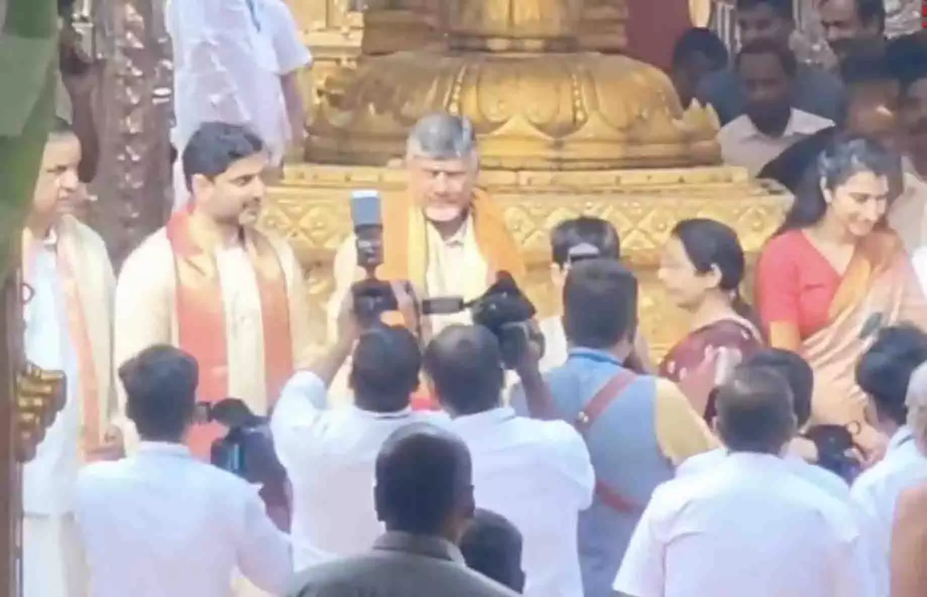 CM चंद्रबाबू नायडू ने परिवार के साथ तिरुपति मंदिर का दौरा किया CM चंद्रबाबू नायडू ने परिवार के साथ तिरुपति मंदिर का दौरा किया