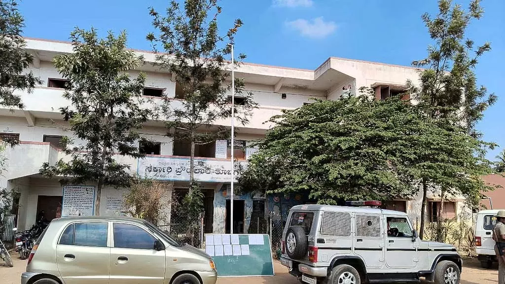 Doddaballapura : एसएसएलसी परीक्षा केंद्र का सीसीटीवी कैमरा नष्ट! Doddaballapura : एसएसएलसी परीक्षा केंद्र का सीसीटीवी कैमरा नष्ट!